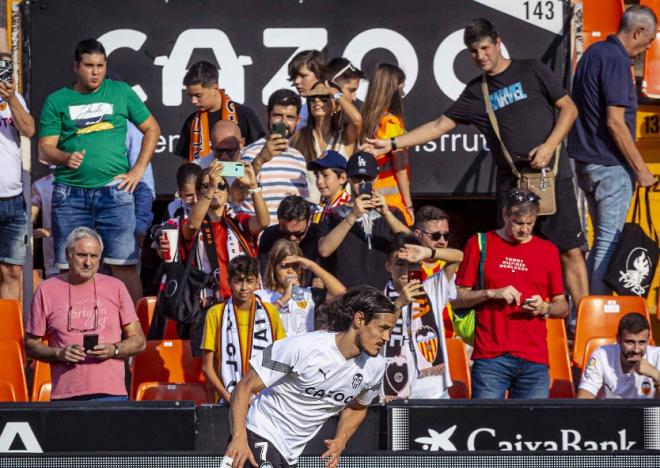 Cavani se estrena ante la atenta mirada de Mestalla. (Foto: Twitter @valenciacf).