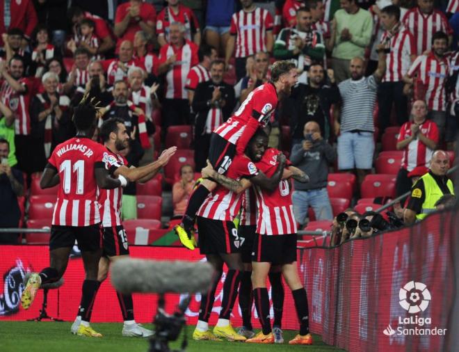 Celebración athleticzale del gol de Oihan Sancet al Rayo (Foto: LaLiga).