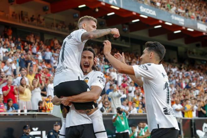 Cavani abraza a Samu Castillejo tras su gol en el Valencia-Celta.