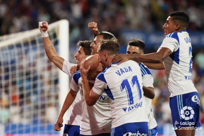 Los jugadores del Real Zaragoza celebran el gol de Mollejo (Foto: LaLiga)
