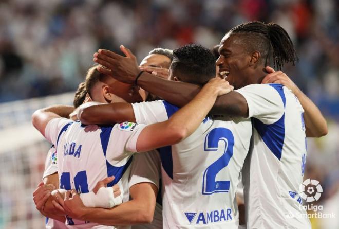 Los jugadores del Real Zaragoza celebran el gol de Mollejo (Foto: LaLiga)