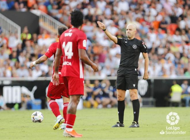 González Fuertes, en Mestalla. (Foto: LaLiga)