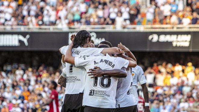 Cavani y Almeida celebran un gol en el Valencia-Celta (Foto: VCF)