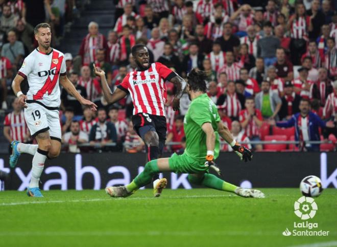 Iñaki Williams define para anotar el 1-1 al Rayo Vallecano en San Mamés (Foto: LaLiga).