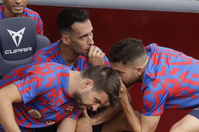 Jordi Alba, Busquets y Piqué, en el banquillo del Barça (Foto: EFE).