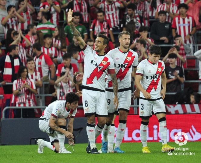 Los jugadores del Rayo Vallecano celebran un gol de Trejo (Foto: LaLiga).