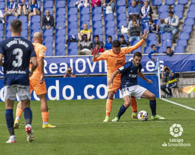 Lucas Ahijado, cubierto por un rival en el Oviedo-Ibiza (Foto: LaLiga)