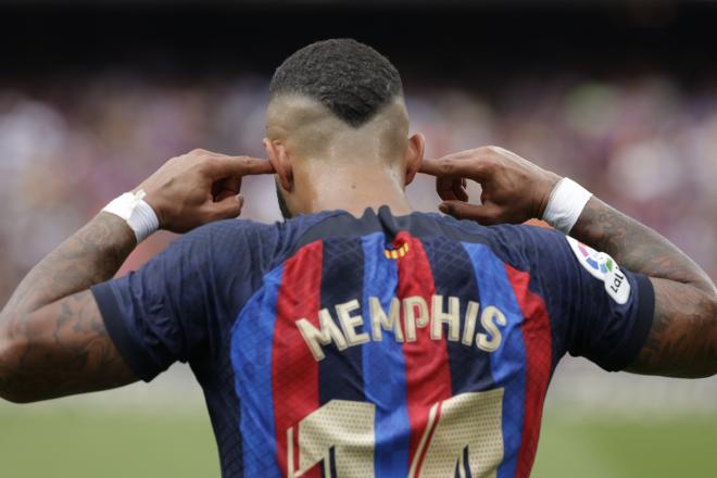 Memphis Depay celebra su gol en el Barcelona-Elche (Foto: EFE).
