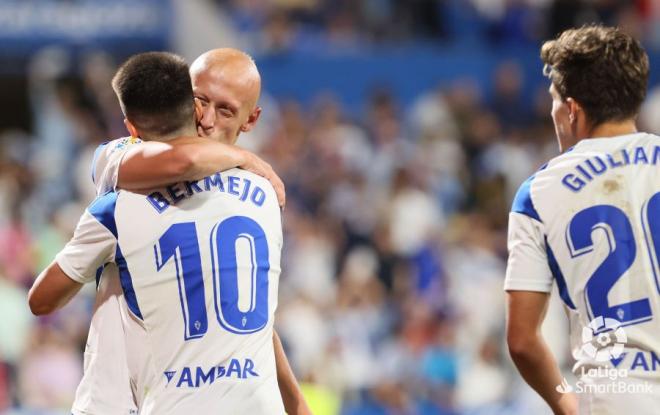 Mollejo celebra su gol al Sporting con Bermejo (Foto: LaLiga)