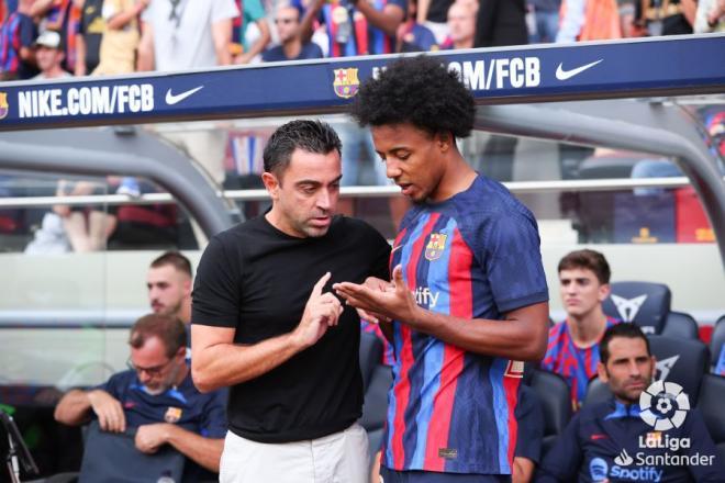 Xavi Hernández da instrucciones a Jules Koundé en un partido del FC Barcelona (Foto: LaLiga).