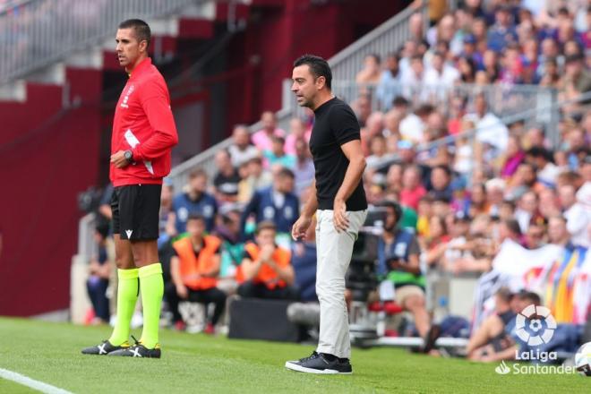 Xavi Hernández, en la banda del Camp Nou (Foto: LaLiga).