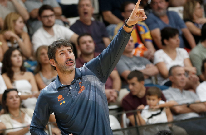Álex Mumbrú del Valencia Basket se enfrenta al Zalgiris