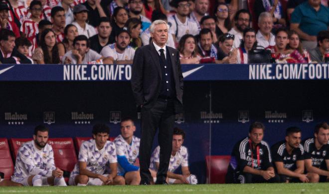 Ancelotti, en la banda durante un partido del Real Madrid (Foto: Cordon Press).