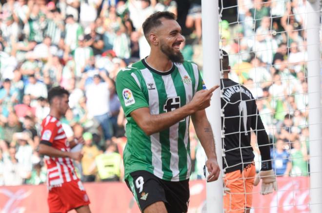Borja Iglesias celebra un gol al Girona (Foto: Kiko Hurtado).