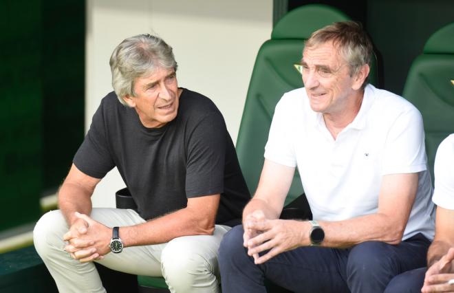 Manuel Pellegrini con Rubén Cousillasm en el banquillo del Betis (foto: Kiko Hurtado).
