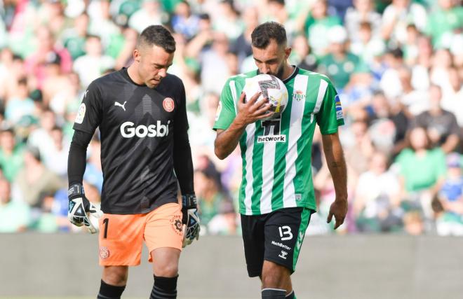 Borja Iglesias celebra su primer gol al Girona (Foto: Kiko Hurtado).