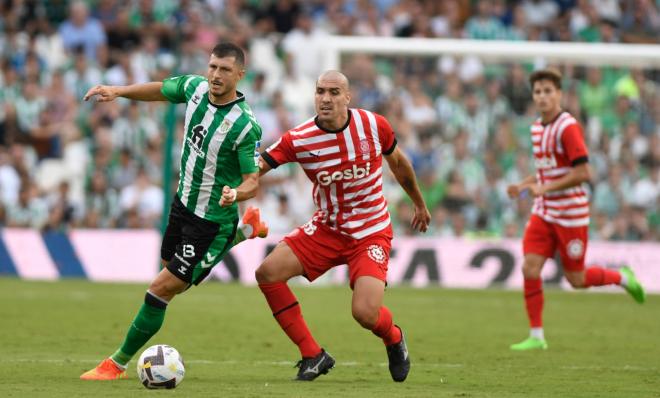 Guido Rodríguez con la pelota (foto: Kiko Hurtado).