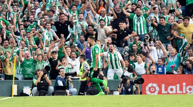 Borja Iglesias celebra el 2-1 del Betis al Girona (Foto: Kiko Hurtado).