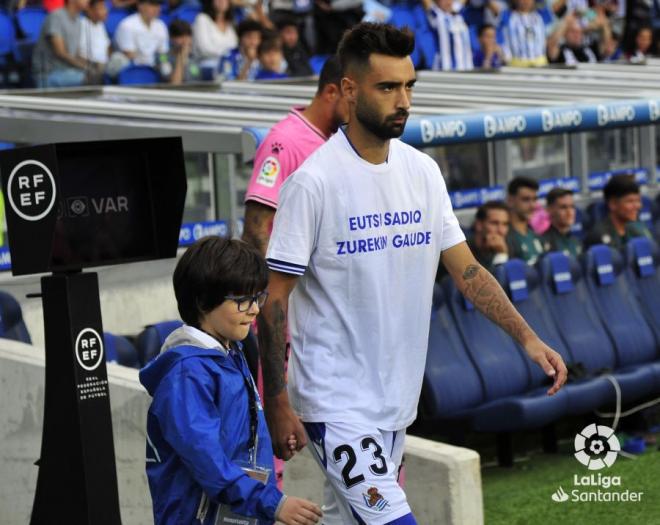 Brais Méndez con la camiseta de apoyo a Sadiq. (Foto: LaLiga)