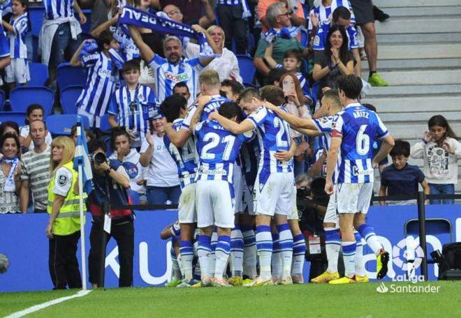 Los jugadores de la Real Sociedad celebran el gol de Brais Méndez al Espanyol (Foto: LaLiga).