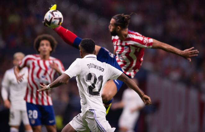 Felipe controla un balón en el derbi entre Atlético de Madrid y Real Madrid (Foto: Cordon Press).