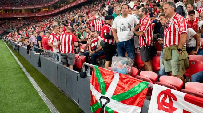 El reciente homenaje al tomatero Joseba Larrondo en la tribuna Este de San Mamés (Foto: Athletic club).