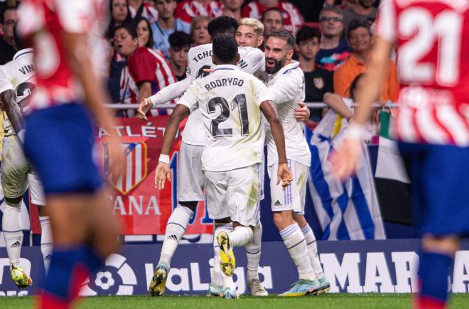 Los jugadores del Real Madrid celebran el gol de Valverde en el derbi (Foto: Cordon Press).