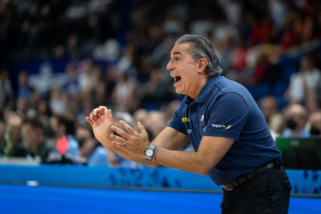 Sergio Scariolo da indicaciones a sus jugadores durante el Eurobasket 2022 (FOTO: Cordón Press).