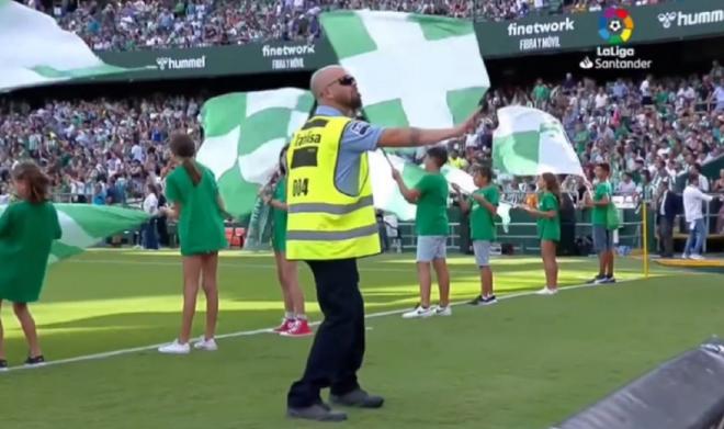 Un guardia de seguridad del Betis baila el Motomami.