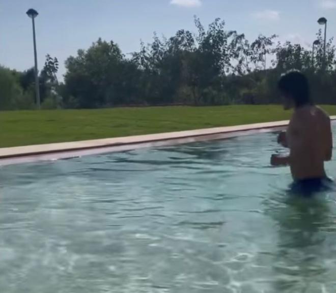 Cavani se entrena en la piscina en su día libre.