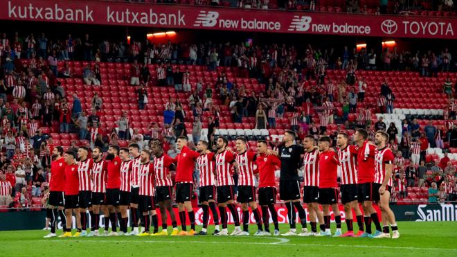 El equipo de Ernesto Valverde saluda a San Mamés desde el césped (Foto: Athletic Club).