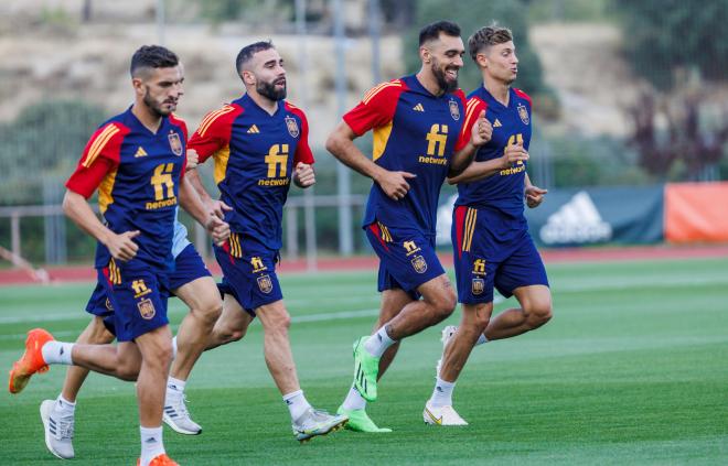 Koke, Carvajal, Borja Iglesias y Marcos Llorente, en el entrenamiento de la selección española (F