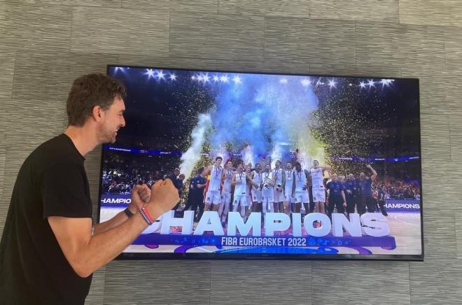 Pau Gasol celebra el Eurobasket de España.