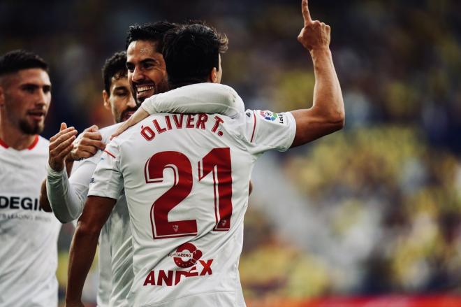 Isco y Óliver Torres celebran el gol del Sevilla ante el Villarreal (Foto: SFC).