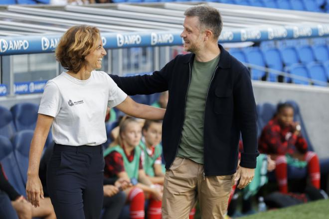 Natalia Arroyo saluda al entrenador del Bayern femenino, Alexander Straus (Foto: EFE).