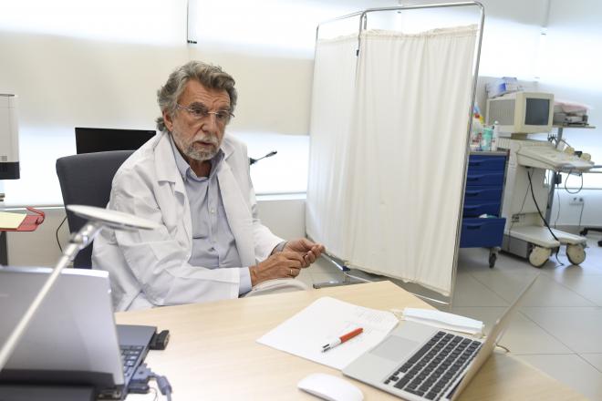 El Doctor Antonio Escribano, en su consulta (Foto: Kiko Hurtado).
