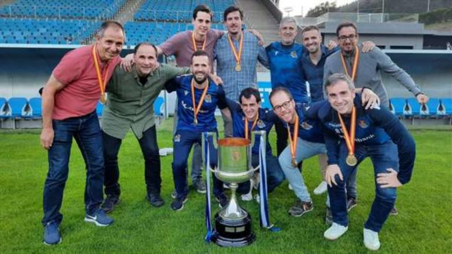 Roberto Olabe y la Unidad de Análisis y Reclutamiento, con la Copa del Rey (Foto: Real Sociedad).