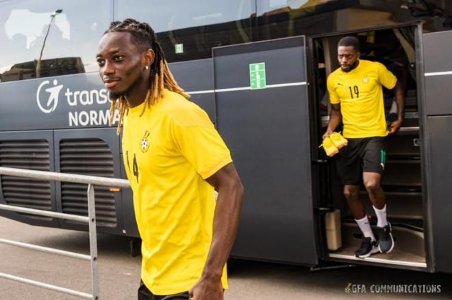 El delantero del Athletic Club Iñaki Williams se baja del autobús de la selección de Ghana.