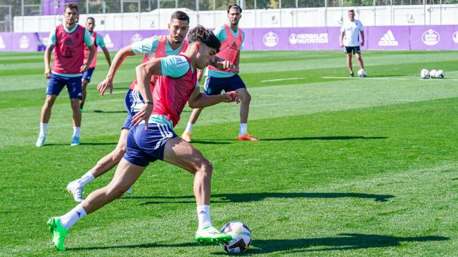 Aguado, con el balón en un entrenamiento (Foto: Real Valladolid).