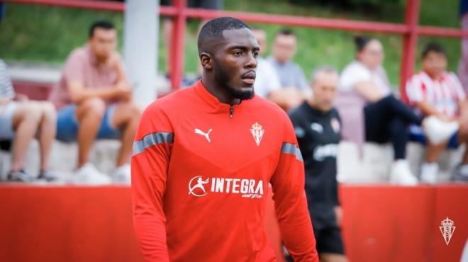 Axel Bamba, durante un entrenamiento con el Sporting (Foto: RSG)