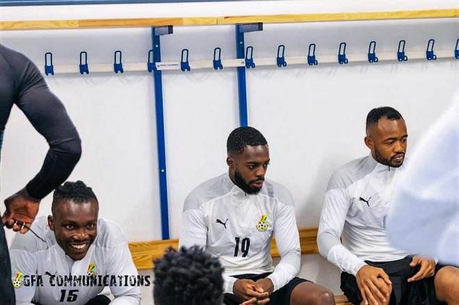 El jugador del Athletic Club Iñaki Williams sentado con sus compañeros en el vestuario de la selección de Ghana.