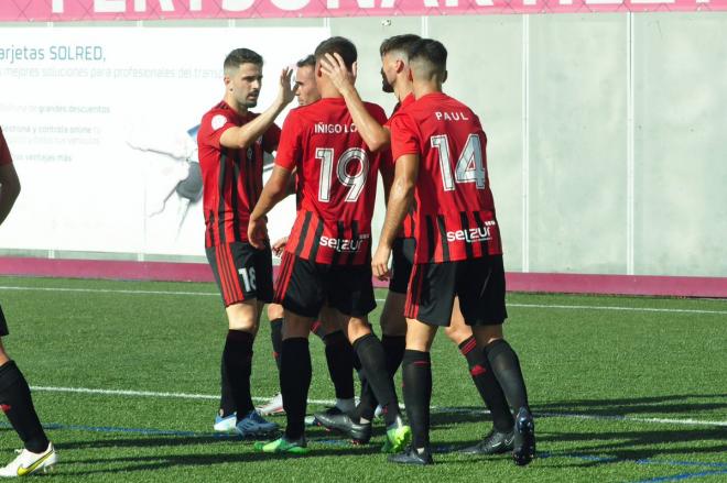Los jugadores del Arenas celebran un gol de Iñigo López, delantero cedido por el Athletic Club.