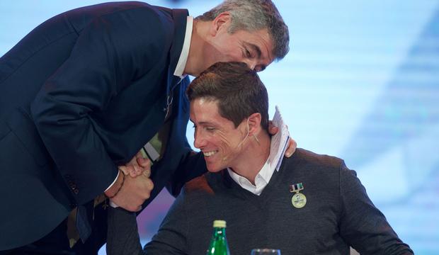 Miguel Ángel Gil Marín saluda a Fernando Torres (Foto: ATM).