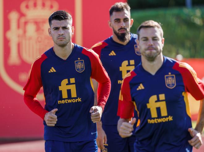 Borja Iglesias entrena con la selección española junto a Morata y Azpilicueta