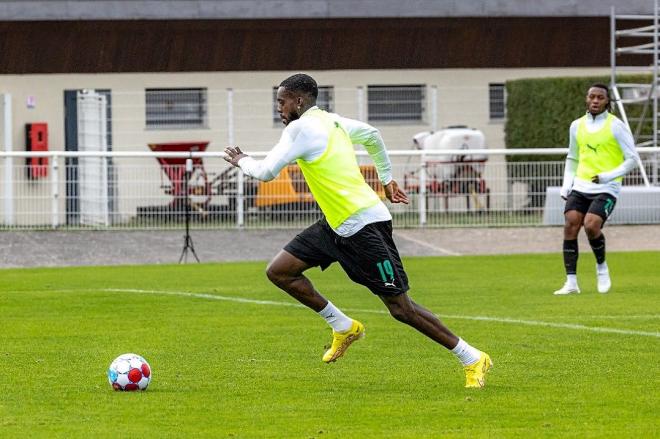 Aparte de sus bailes, el jugador del Athletic Club Iñaki Williams se entrena en Francia con la selección de Ghana.