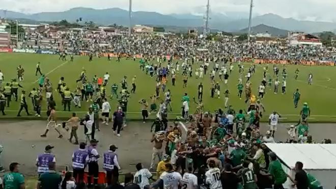 Brutal invasión de campo durante un partido en Colombia.