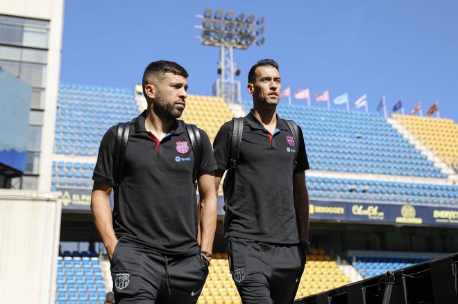 Jordi Alba y Sergio Busquets, titulares con Xavi Hernández (Foto: Cordon Press).