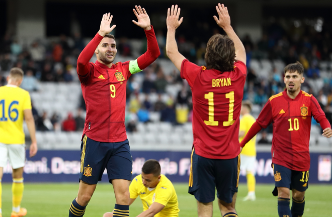 Abel Ruíz y Bryan celebran un gol de la sub 21. (Foto: SeFútbol)