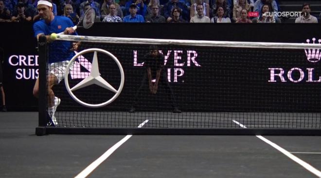 El golpe de Roger Federer a través de la red en su despedida.