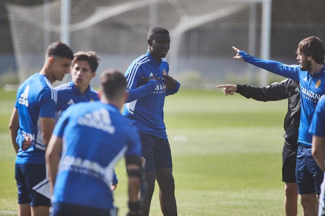 Gueye en un entrenamiento del Real Zaragoza (Foto: Daniel Marzo). 